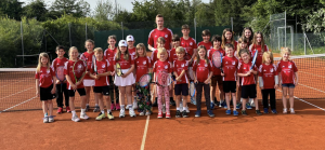 Auto Katzenbogen sponsert Tennis-Trikots für alle Kids