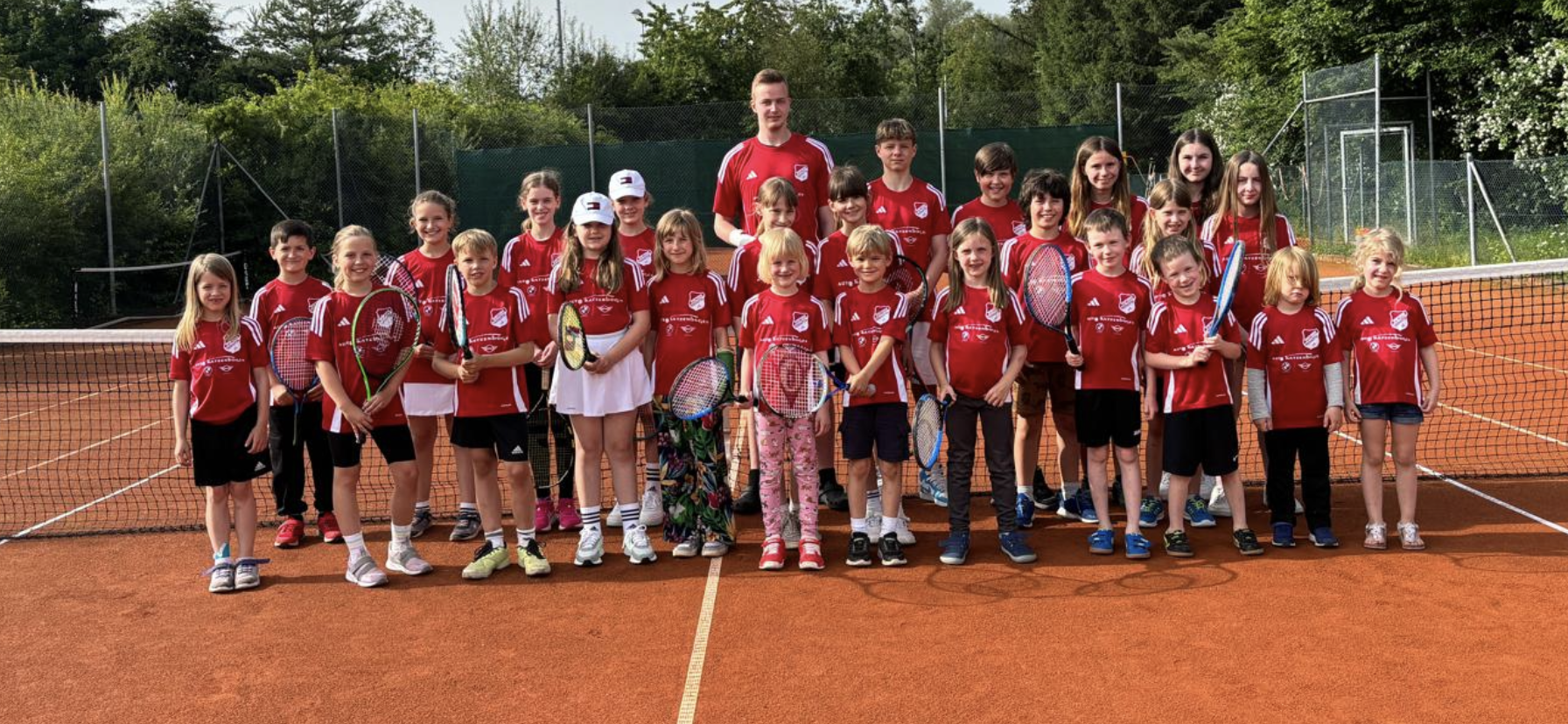 Auto Katzenbogen sponsert Tennis-Trikots für alle Kids