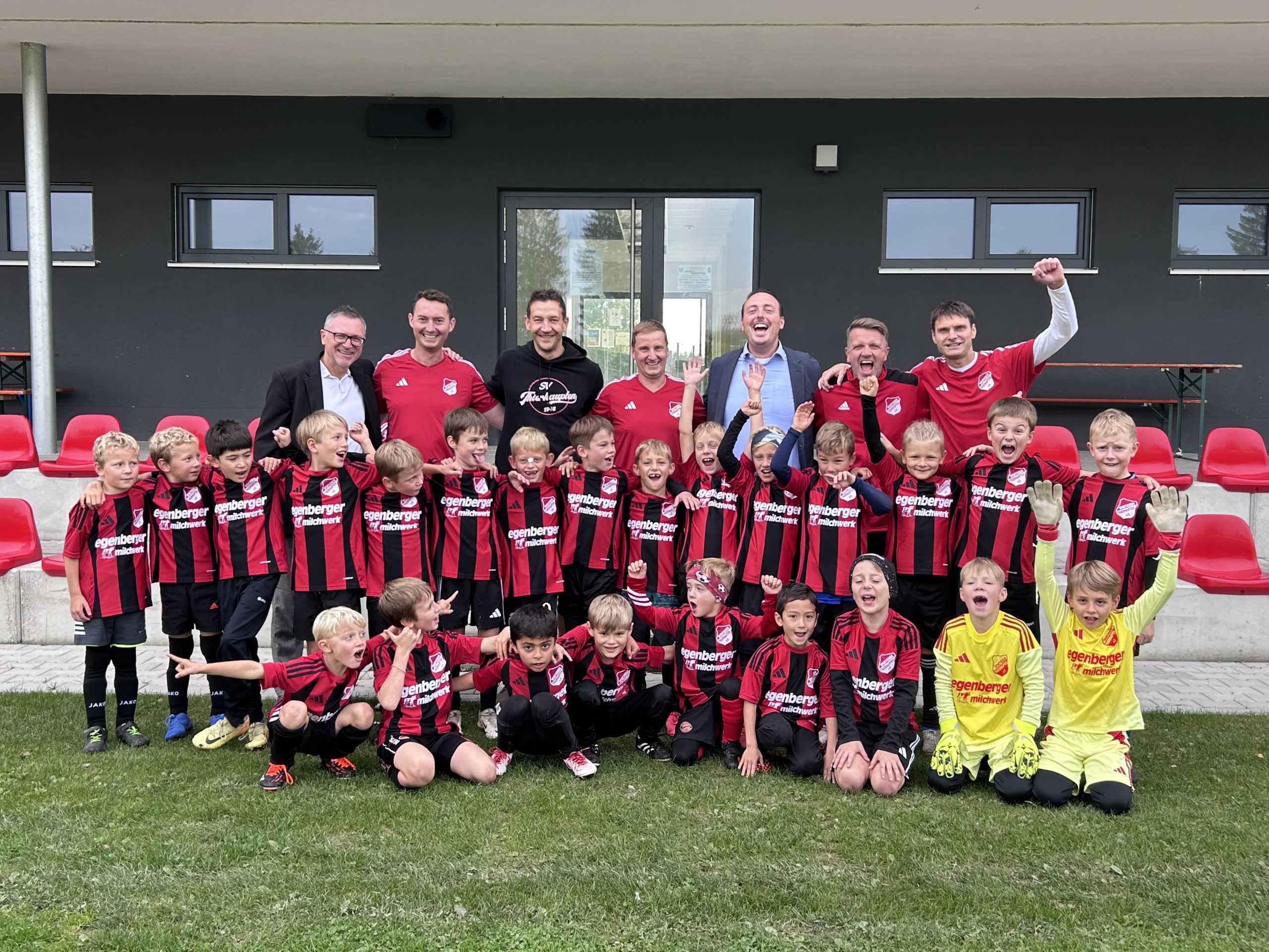 Neue Trikots für die F-Junioren – Ein gelungener Start ins Kinderfestival