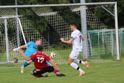 Max Gulden (rotes Trikot) hatte Mitte der zweiten Halbzeit die Riesenchance zur Thierhauptener Führung, doch der Gablinger Schlussmann Björn Reich hatt mit einer Reflexbewegung den Schuß über die Latte gelenkt.